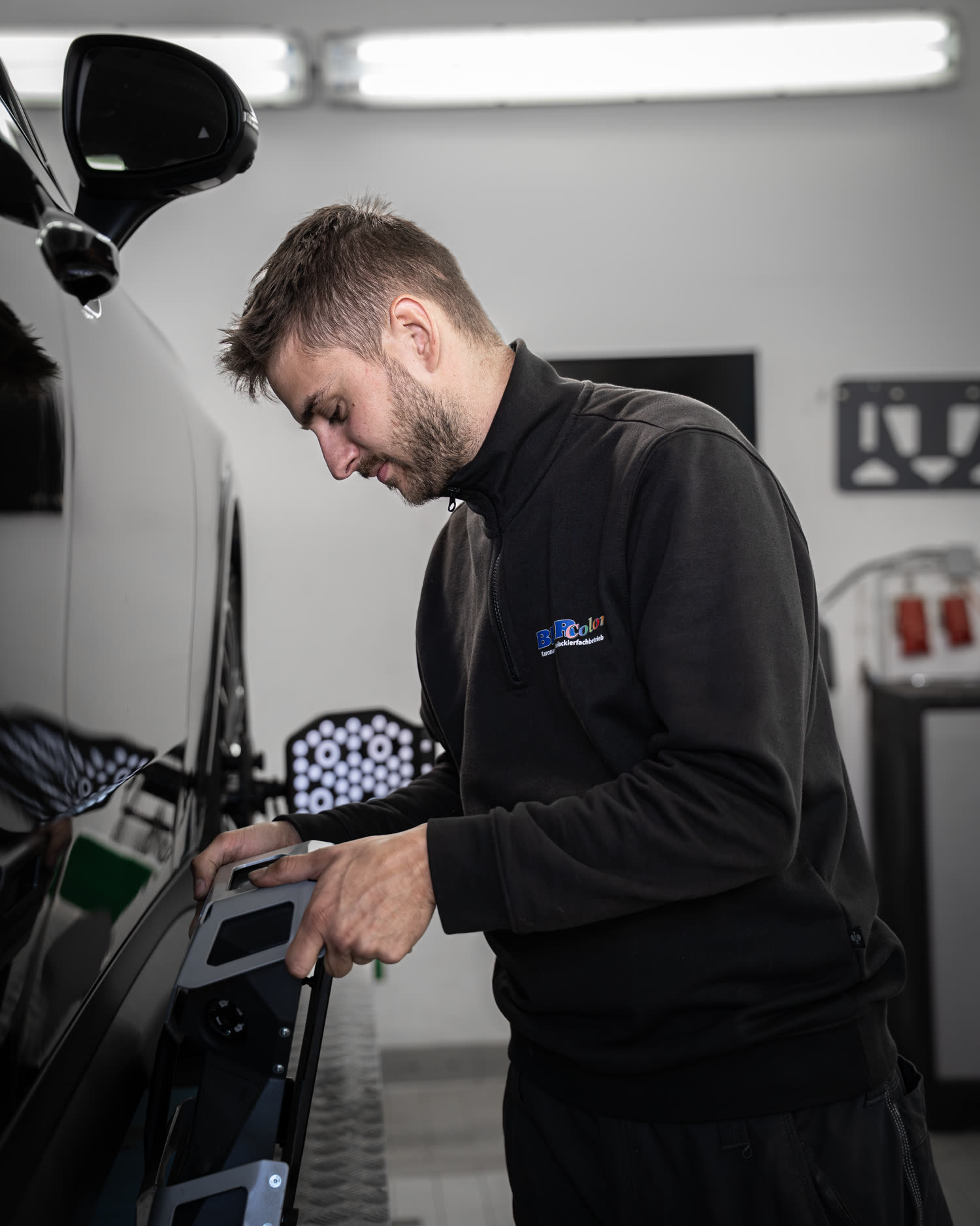 Mechaniker bei der Arbeit in der BIRR Color Werkstatt
